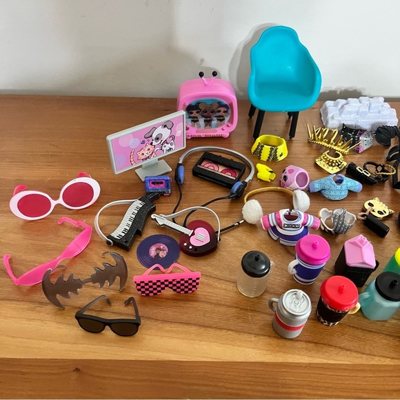 Lot Of 2 LOL Surprise Dolls And Multiple Mixed Accessories - Picture 5 of 7